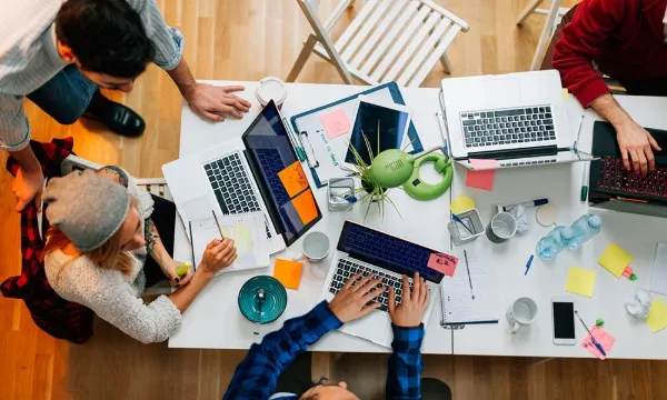 Top 50 nombres modernos en inglés para empresas de tecnología en 2026