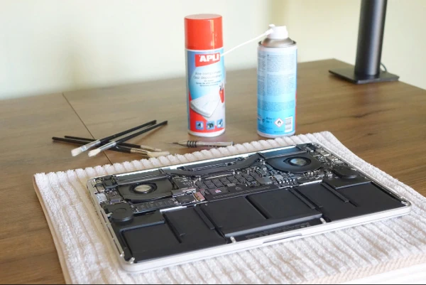 2. Materiales para limpiar una laptop