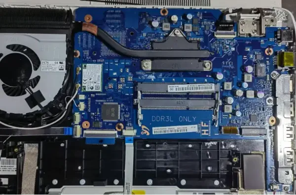 Revisar la placa base y posibles cortocircuitos