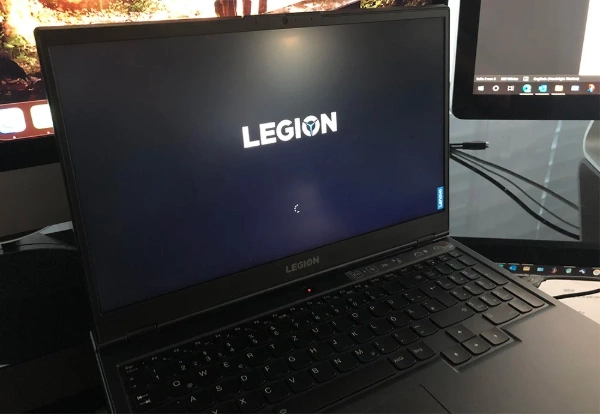 Principales causas de la pantalla negra en laptop